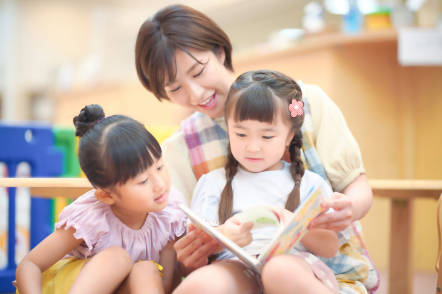保育士と子どもたち