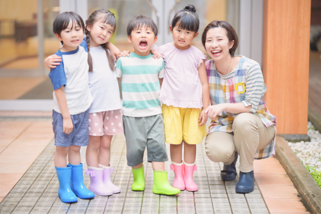 保育士と子どもたち