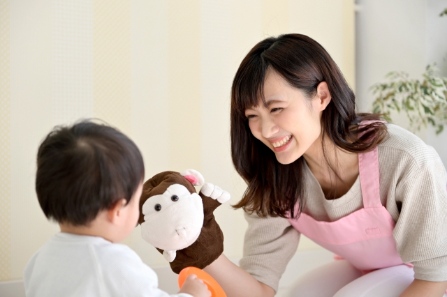 保育士と子どもたち